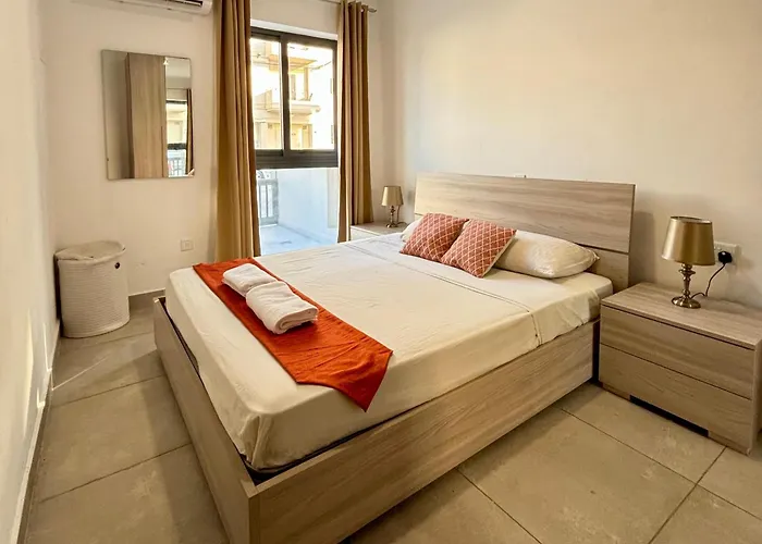 Cozy And Bright Central Room, Shared Flat