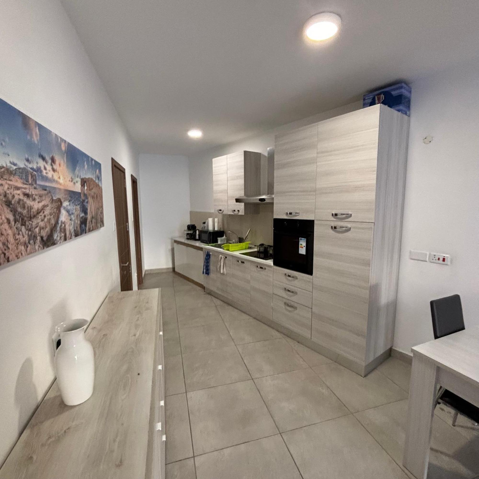 Cozy And Bright Room, Shared Flat Homestay