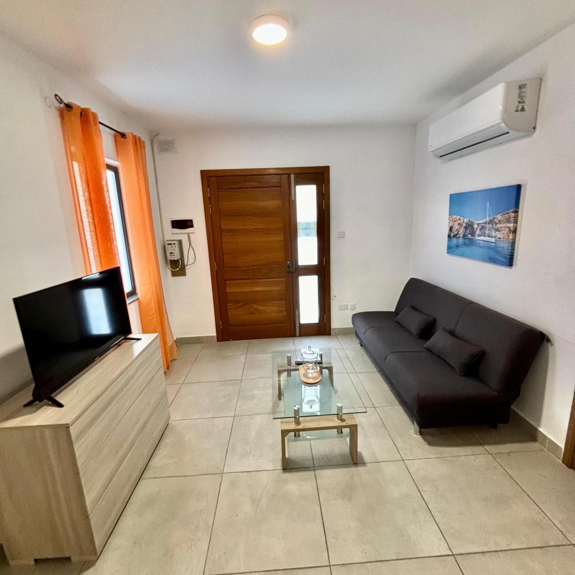Cozy And Bright Room, Shared Flat Homestay